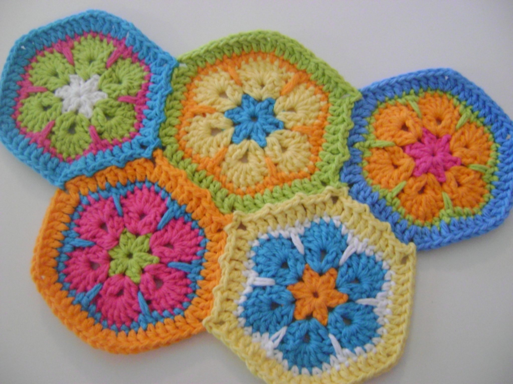 Crocheting the granny hexagon